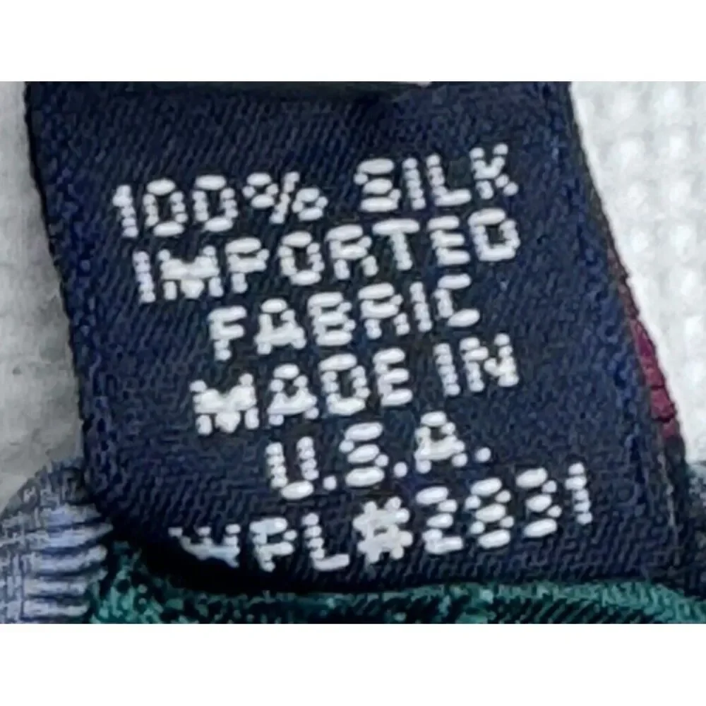 Tommy Hilfiger Polka Dot Gray 100%‎ Silk Tie 59L by 3.75W.